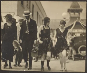 Frauen in Kostümen auf der Straße