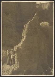 Junge Frauen in felsiger Schlucht