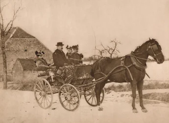 Männer und Frauen in einer Pferdekutsche, 1937