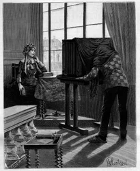 Und ohne schlechte Laune legt die Dame von Midi ihren Ellbogen wieder auf den Tisch und ihr Kinn in ihre Hand. Fotograf in seinem Studio, der ein Foto mit einer Dunkelkammer aufnimmt. In „Trente ans de Paris“, autobiografische Sammlung von Alphonse Daudet 