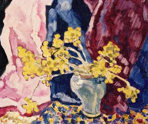 Blauer Vase, Gelbe Blumen und Vorhänge