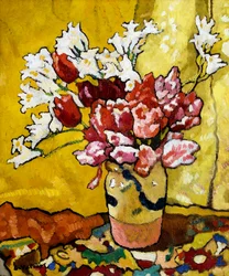 Vase, Tulpen und weiße Blumen
