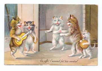 Edwardianische Postkarte einer Gitarre spielenden Katze mit drei weiteren Katzen und einem Kätzchen, um 1910