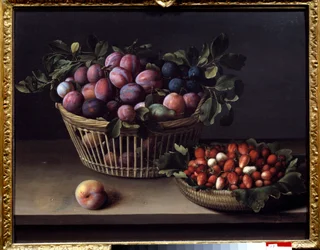 Ein Pfirsich, Erdbeeren und ein Korb mit Früchten