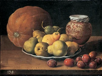 Birnen auf einem Teller, eine Melone, Pflaumen und ein dekorierter Mansies-Topf auf einem Holzvorsprung