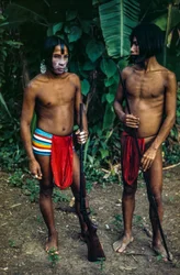 Männer des Emberá-Stammes, ein indigenes Volk am Rande eines Dschungels, Panama