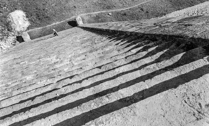 Stufen, die zur Maya-Monumentalruine, Pyramide von Chichen Itza, hinaufführen. 1936