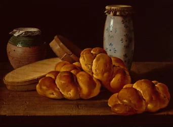 Stillleben mit Brot, zwei Süßigkeitenboxen, einem Honigtopf und einem Keramikgefäß