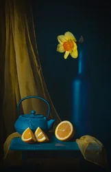 Narzissen, Teekanne und Orangen