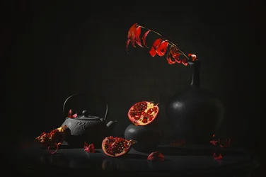 Dunkles Granatapfel Stillleben