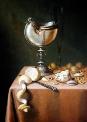 Ein Stillleben mit einer Nautilus-Tasse, einer geschälten Zitrone und Walnüssen