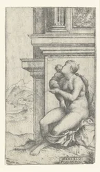 Frau mit Kind sitzt bei klassischem Gebäude