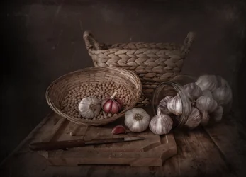 Dunkles Rustikales Knoblauch-Stillleben