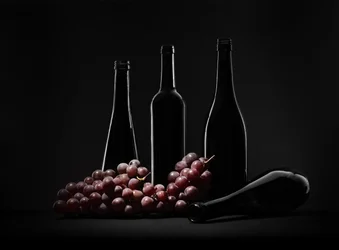 Dunkles Wein-Stillleben