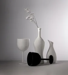 Weiße Vasen, schwarzes Glas
