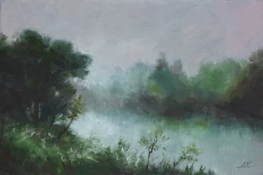 Neblige Flusslandschaft