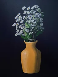 Weiße Blumen in goldener Vase