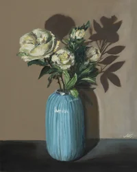 Weiße Pfingstrosen in einer blauen Vase - stimmungsvolles Blumenstillleben