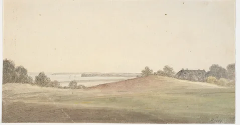 Landschaft mit Wasser im Hintergrund und Haus rechts