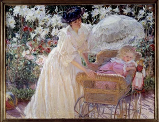 Rose und Lilie: Eine Mutter und ihre kleine Tochter in einem Kinderwagen in einem Blumengarten