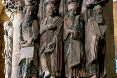 Detail des Portikus der Herrlichkeit: Gruppe von Propheten (von rechts nach links Moses, Jesaja, Daniel und Jeremia). Hergestellt von Meister Mateo (1188) Innenraum der Kathedrale von Santiago de Compostela