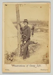 Stehender Soldat mit Pistole im Gürtel