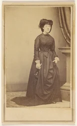 [Unbekannte Frau mit Hut und langem dunklem Kleid.]