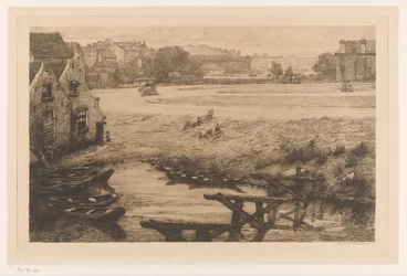 Alte Häuser und Wasser am Surinameplein in Amsterdam