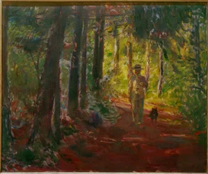 Mann auf einem Waldweg