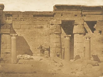 Hof des Palastes Ramses-Meiamoun, in Medinet-Habou Theben, Überreste einer koptischen Kirche, 1849-50