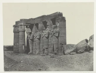 Gournah, Peristyl des Grabes von Osymandias (Ramesseum Occidental); Theben, Platte 59 aus dem Album "Ägypten, Nubien, Palästina und Syrien" (1852)