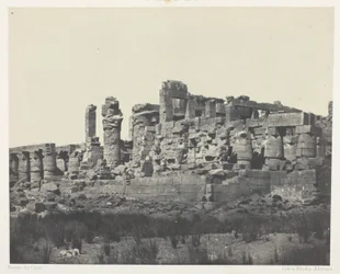 Palast von Karnak, Hypostylhalle, aufgenommen von der nordöstlichen Ecke; Theben, Tafel 34 aus dem Album „Égypte, Nubie, Palestine et Syrie“ (1852)