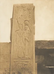 Pfeiler des Granitheiligtums des Palastes von Karnak Basrelief darstellend Thotmes III., 1849-50