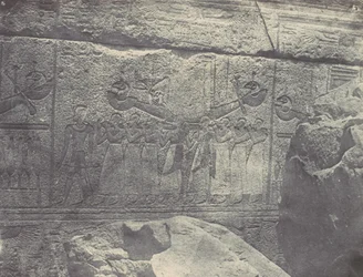 Theben. Palais de Karnak. Äußere Skulpturen des Granitheiligtums, 1850