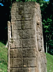 Detail einer Stele des Großen Platzes