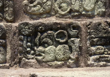 Glyph der Stadt Copan auf der Hieroglyphentreppe, Spätklassische Periode (600-900) ca. 760 n. Chr.