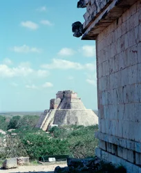 Präkolumbische Zivilisation: Blick auf den oberen Tempel auf der Stätte von Uxmal, antike Maya-Hauptstadt, Puuc-Stil. Nord-Yucatan, 600-900 n. Chr. Mexiko