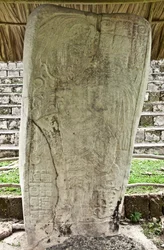 Stela 9, die Ajb’alun Haab’tal Wat’ul K’atel darstellt, Terminal Classic König aus Seibal, Guatemala, zur Erinnerung an das Ende des 9. Katun im Jahr 849 n. Chr.