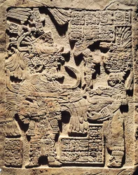 Stele, die einen Hohepriester und eine Frau darstellt, aus Yaxchilan