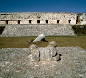Ansicht des Gouverneurspalastes, Altar der zwei Jaguare, 9.-10. Jahrhundert