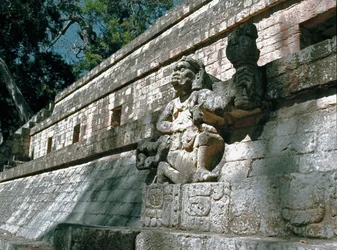 Blick auf die Mauer der Akropolis mit Skulpturen der Herrscher von Copan, klassische Periode 7.-8. Jahrhundert