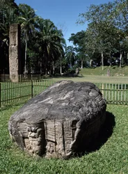 Zoomorpher Altar G und Stein E