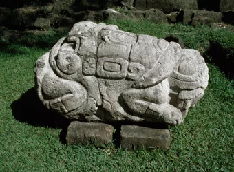 Zoomorpher Altar, in einen Block aus Sandstein gehauen