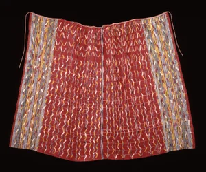Cofradia-Umhang, möglicherweise für die Figur eines Heiligen, ca. 1920-1940 (Baumwolle; kettenbetontes Leinwandgewebe mit Kettenstreifen und Kett-Ikat und zusätzlicher Schussmusterung)