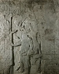 Maya-Kunst: Tafel Nr. 1 von der Maya-Stätte El Cayo (zwischen 600 und 800), die eine Figur umgeben von Inschriften in Hieroglyphen darstellt, die sich auf astronomische Berechnungen beziehen. Private Sammlung