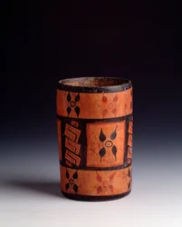 Polychrome zylindrische Tonvase mit Blumen. Aus Tikal