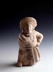 Präkolumbianische Kunst, Maya-Zivilisation, klassische Periode: Statuette aus anthropomorphem Ton, die einen Ballspieler darstellt, hat die Funktion eines Musikinstruments. Aus San Agustin Acasaguastlan, El Progreso, Guatemala