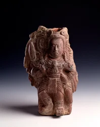 Präkolumbianische Kunst, Maya-Zivilisation, klassische Periode: Statuette aus anthropomorphem Ton, die eine Göttin darstellt, die mit dem Mais assoziiert wird, hat die Funktion einer Pfeife. Aus Alta Verapaz, Guatemala