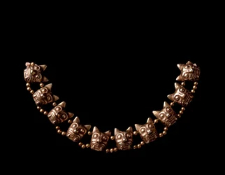 Goldene Halskette mit Jaguarköpfen. 600-1100 n. Chr. Von Iximche, Chimaltenango, Guatemala. Guatemala, Museo Nazionale di Archeologia e Etnologia