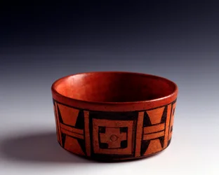 Präkolumbische Kunst, Maya-Zivilisation, klassische Periode: zweifarbige Tonschale, mit geometrischen Motiven verziert. Aus Tikal, Quiché, Guatemala. Maße: Höhe 5,7 x Durchmesser 11,5 cm. Guatemala, Nationalmuseum für Archäologie und Ethnologie